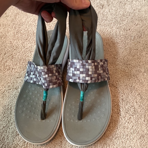 Womens Vionic t strap sandal woven band and yoga stretch - Picture 4 of 5